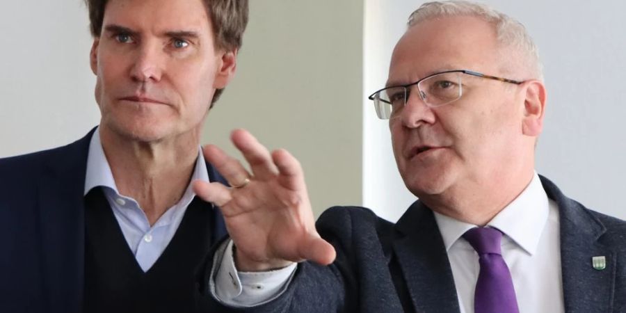 Carsten Maschmeyer (l.) und der Oberbürgermeister von Hoyerswerda, Torsten Ruban-Zeh.