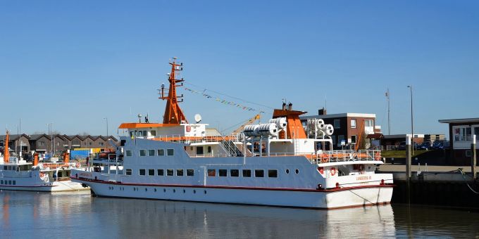 Nordsee-Charme in Bensersiel. Schiff im Hafen