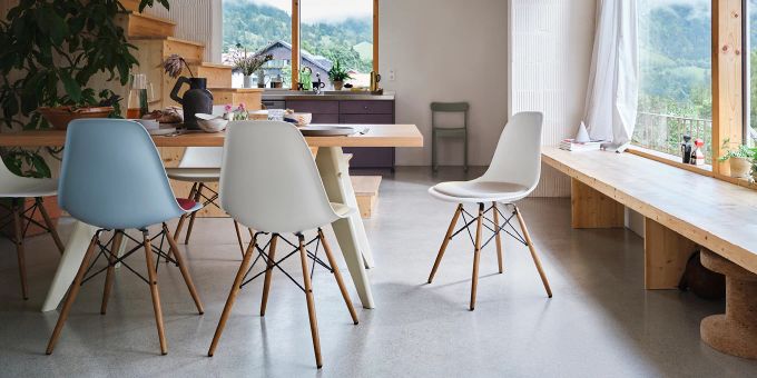 Eine Essplatzkomposition mit Vitra Original Eames Stühlen. Eames Stuhl Anliker Home