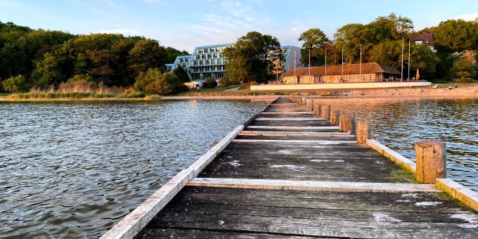 Das Gelände der «Project Bay» auf Rügen schmiegt sich an den Bodden-Strand. Das Gelände der «Project Bay» auf Rügen schmiegt sich an den Bodden-Strand.