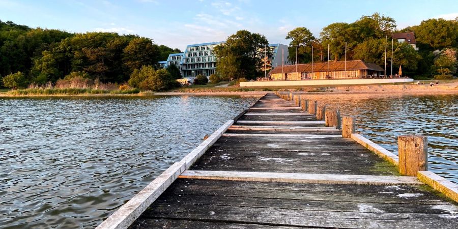 Das Gelände der «Project Bay» auf Rügen schmiegt sich an den Bodden-Strand.