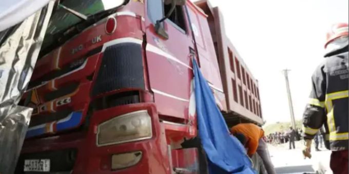Der Kleinbus, in dem die Mutter und ihre Söhne unterwegs waren, prallte mit voller Wucht in diesen stehenden Lastwagen. Äthiopien