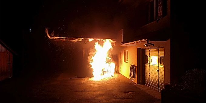 Die Feuerwehr löschte das völlig ausgebrannte Fahrzeug in Niederdorf BL.