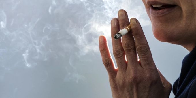 Der Kanton Genf dehnt das Rauchverbot aus. An öffentlichen Plätzen und Anlagen wie Bushaltestellen, Schulen, Spielplätzen, Sportzentren und Schwimmbädern müssen Raucherinnen und Raucher in Zukunft auf die Zigarette verzichten. (Archivbild) Der Kanton Genf dehnt das Rauchverbot aus. An öffentlichen Plätzen und Anlagen wie Bushaltestellen, Schulen, Spielplätzen, Sportzentren und Schwimmbädern müssen Raucherinnen und Raucher in Zukunft auf die Zigarette verzichten. (Archivbild)