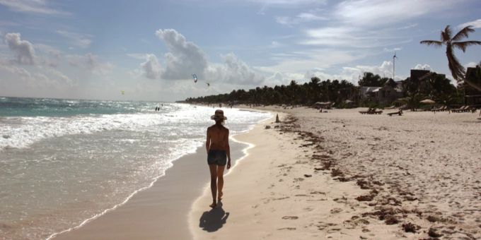 Eine Urlauberin am Strand in Tulum. Die USA wollen Mexiko helfen, die Sicherheit an Urlaubsorten zu verbessern. sicherheit mexico