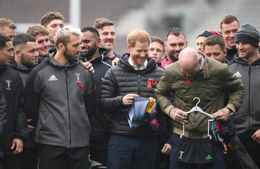 Ein Bild aus alten Zeiten: Prinz Harry mit der englischen Rugby-Mannschaft.