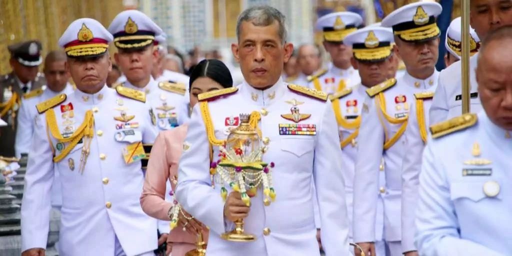 Thai-Kinig Maha Vajiralongkorn protzt mit fligegendem Palast