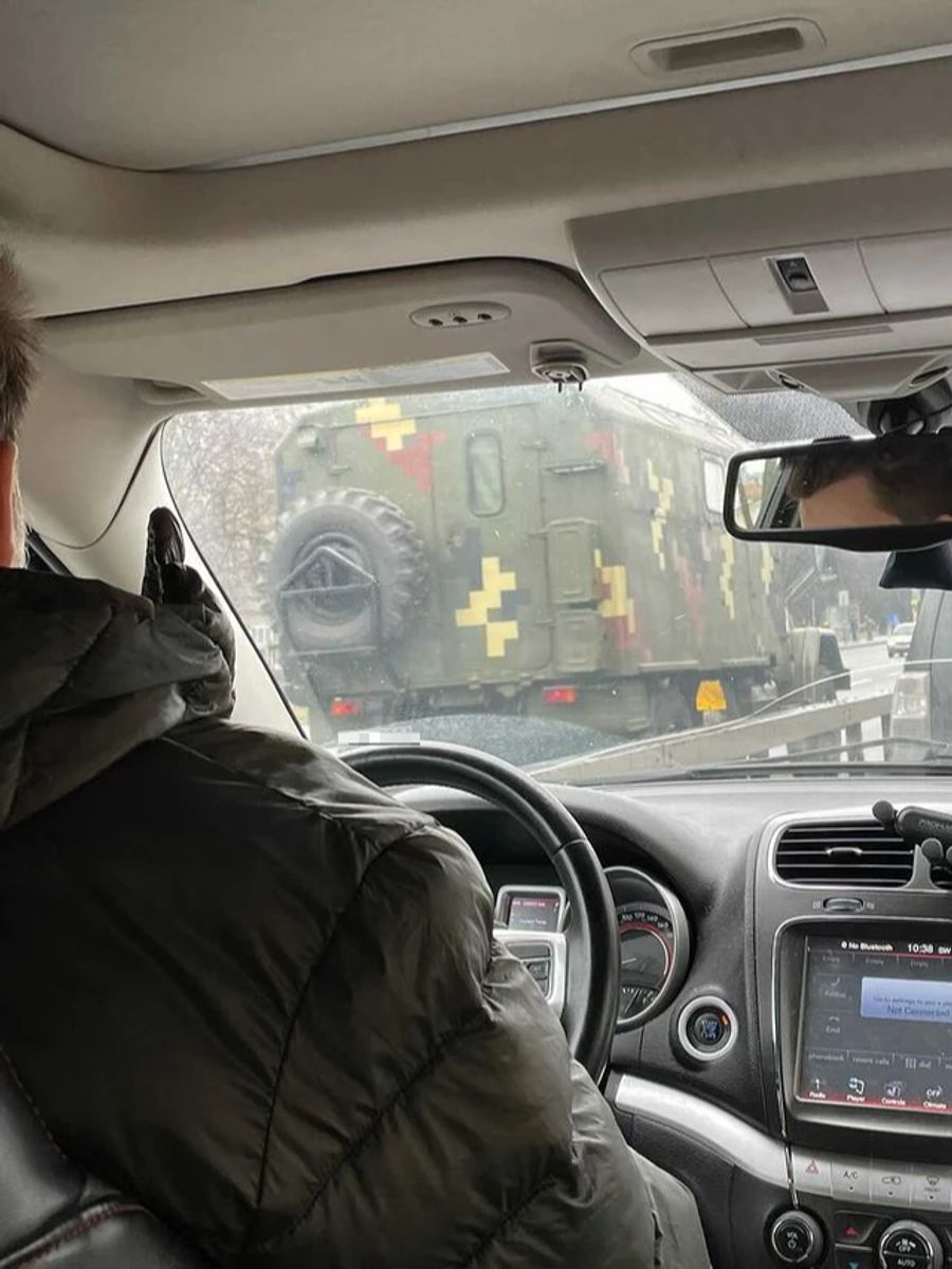 Militärfahrzeuge fahren am Stau in der Ukrainischen Hauptstadt vorbei.