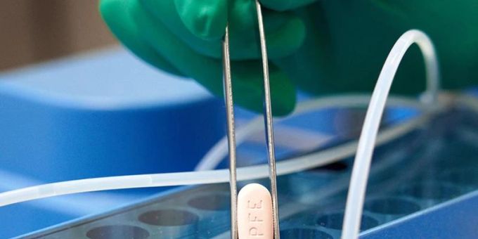 Das Corona-Medikament Paxlovid ist jetzt für Apotheken in Deutschland verfügbar. Foto: Uncredited/Pfizer/dpa Das Corona-Medikament Paxlovid ist jetzt für Apotheken in Deutschland verfügbar. Foto: Uncredited/Pfizer/dpa