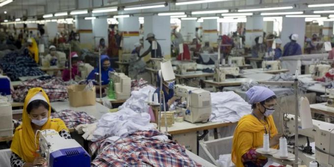 Für Firmen, die in Branchen mit einem höheren Risiko für Ausbeutung aktiv sind - dazu zählt etwa die Textilindustrie - gelten laut dem Richtlinienentwurf Grenzwerte von mindestens 250 Angestellten und 40 Millionen Euro Umsatz (Symbolbild). Foto: K M Asad/dpa Für Firmen, die in Branchen mit einem höheren Risiko für Ausbeutung aktiv sind - dazu zählt etwa die Textilindustrie - gelten laut dem Richtlinienentwurf Grenzwerte von mindestens 250 Angestellten und 40 Millionen Euro Umsatz (Symbolbild). Foto: K M Asad/dpa