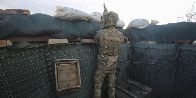 Ein ukrainischer Soldat im Krisengebiet. Die Situation in der Ostukraine bleibt angespannt. Ukraine