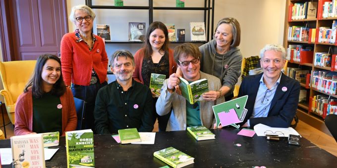Tabitha Munagapati (Amt für Kultur), Marianne Sax (Buchhändlerin), Christof Stillhard (Leiter Amt für Kultur), Claudia Hefti (Verein Lesefeld), Lukas Hefti (Kantonsbibliothek), Eliane Wenger-Kaufmann (Verein Bibliothek der Kulturen) und Bernhard Berthelmann (Kantonsbibliothekar) freuen sich auf Diskussionen und Debatten. Frauenfeld liest