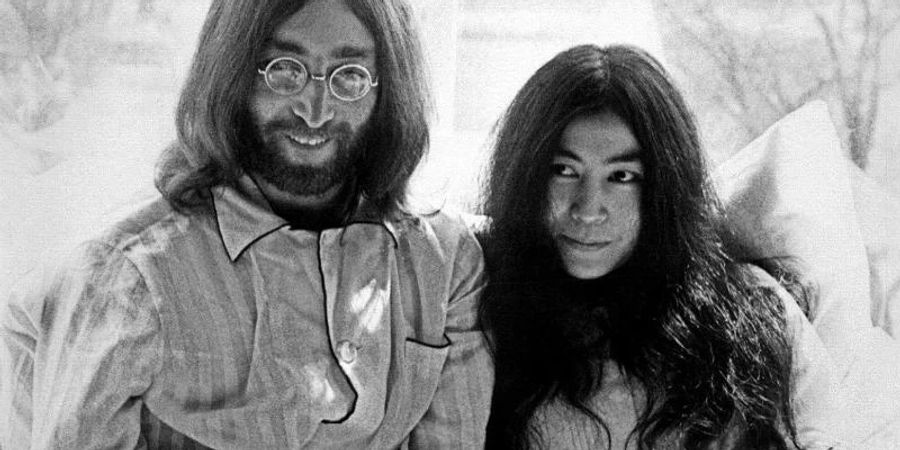 John Lennon und seine Frau Yoko Ono demonstrierten 1969 im Hotelbett gegen die Gewalt in der Welt und für den Frieden. Foto: ANP/epa/dpa