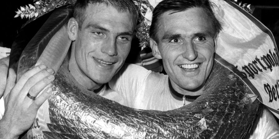 Hans «Hennes» Junkermann (r) und Rudi Altig nach dem Sieg beim Sechstagerennen in Berlin im Oktober 1962.