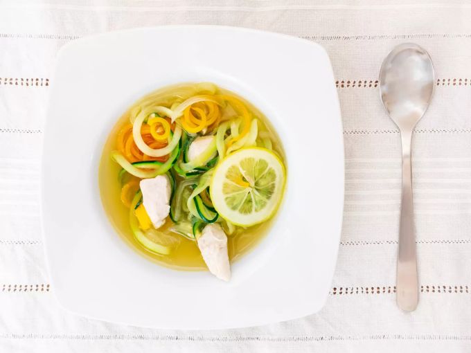 Für die zitronige Pouletbouillon bringt Food-Bloggerin Thyra Zucchetti und Karotten mit einem Spiralschneider in Spaghetti-Form.