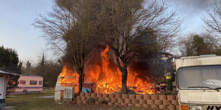 Reinach BL: Zwei Wohnwagen bei Brand komplett zerstört