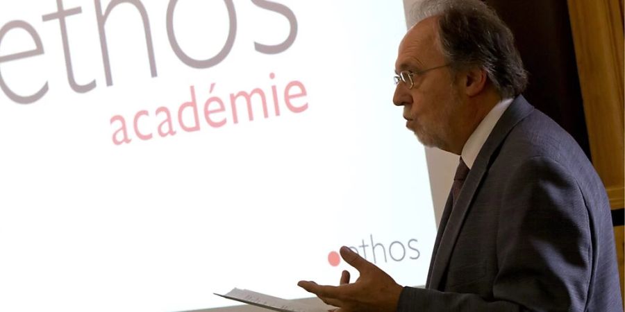 Nichtregierungsorganisationen erhöhen den Druck auf die Grossbank Credit Suisse, für mehr Transparenz bei der Anlagepolitik zu sorgen. Im Bild der ehemalige Tessiner FDP-Ständerat Dick Marty, der Ethos nahesteht. (Archivbild)