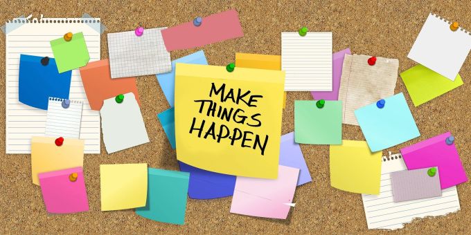 Zur Gründung eines Start-ups gehören viele Ideen – aber (leider) nicht nur. Post-it Zettel Pinnwand bunt