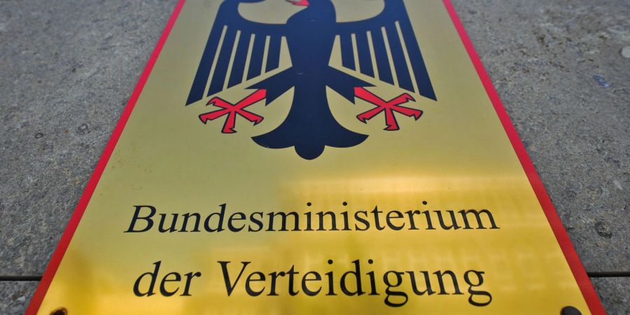 Das Schild des Bundesministerium der Verteidigung in Berlin.