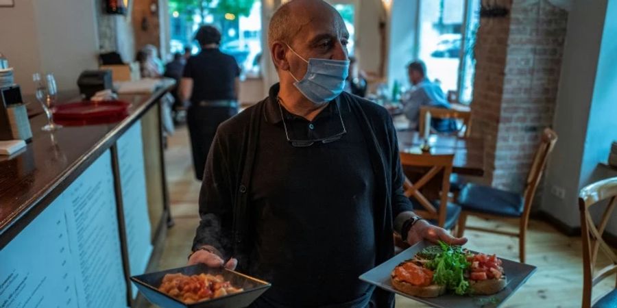 Kellner in Berlin mit Maske