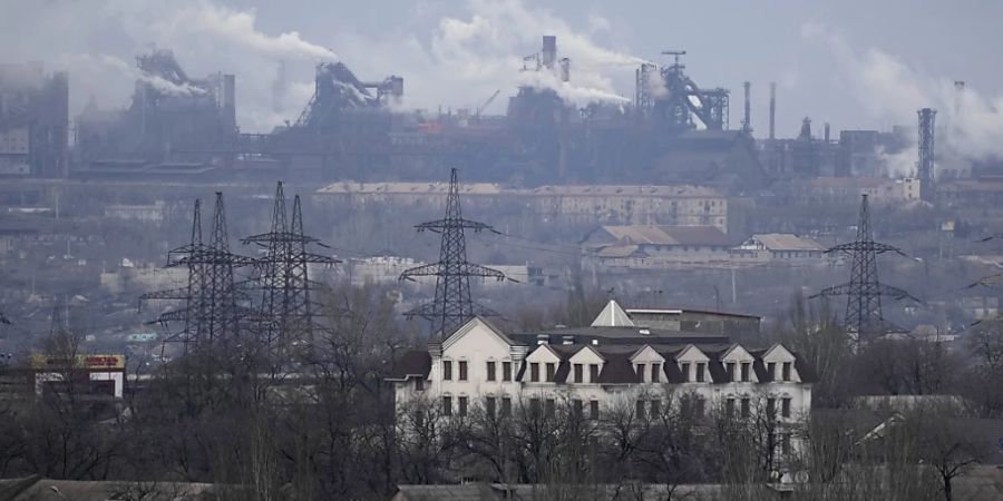 Blick auf das Stahl- und Eisenwerk Illich am Rande der Stadt Mariupol. Foto: Sergei Grits/AP/dpa