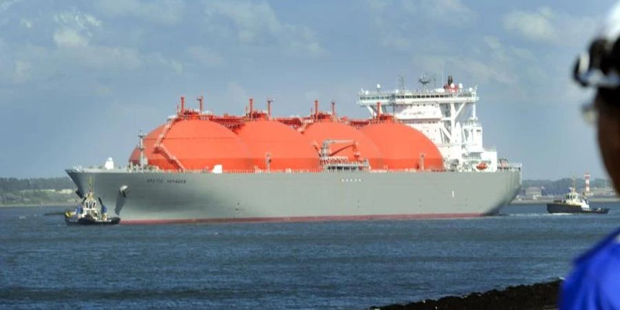 Ein Frachter für flüssiges Erdgas (LNG) liegt im Hafen von Rotterdam. Foto: Lex Van Lieshout/ANP/dpa
