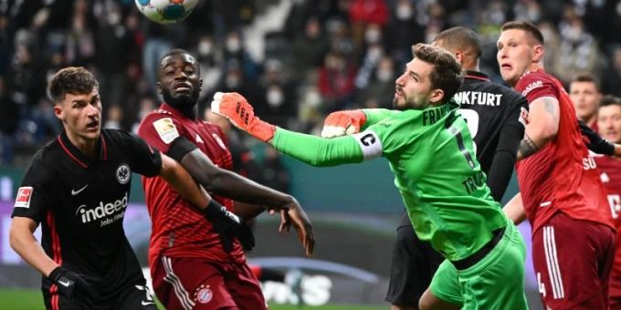 Eintracht-Torwart Kevin Trapp zeigte gegen den FC Bayern erneut eine starke Leistung. Foto: Arne Dedert/dpa Eintracht-Torwart Kevin Trapp zeigte gegen den FC Bayern erneut eine starke Leistung. Foto: Arne Dedert/dpa