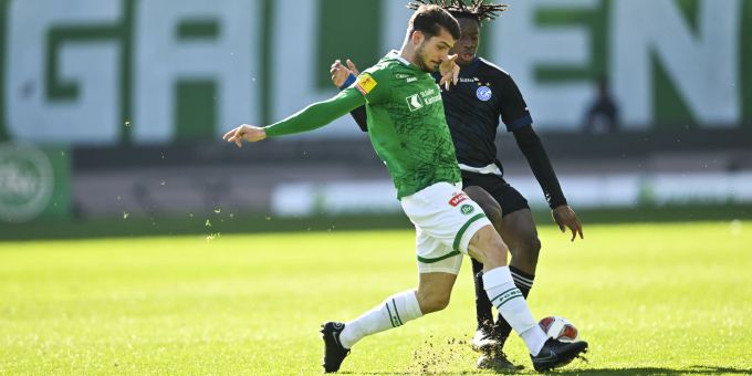 Leonidas Stergiou (FC St.Gallen) gegen Kaly Sene (GC) in der Super League. FCSG GC Super League