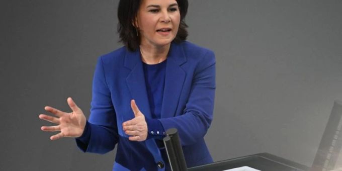 Bundesaussenministerin Annalena Baerbock hat den Kurswechsel der Bundesregierung im Zusammenhang mit den Waffenlieferungen an die Ukraine verteidigt. Foto: Bernd von Jutrczenka/dpa