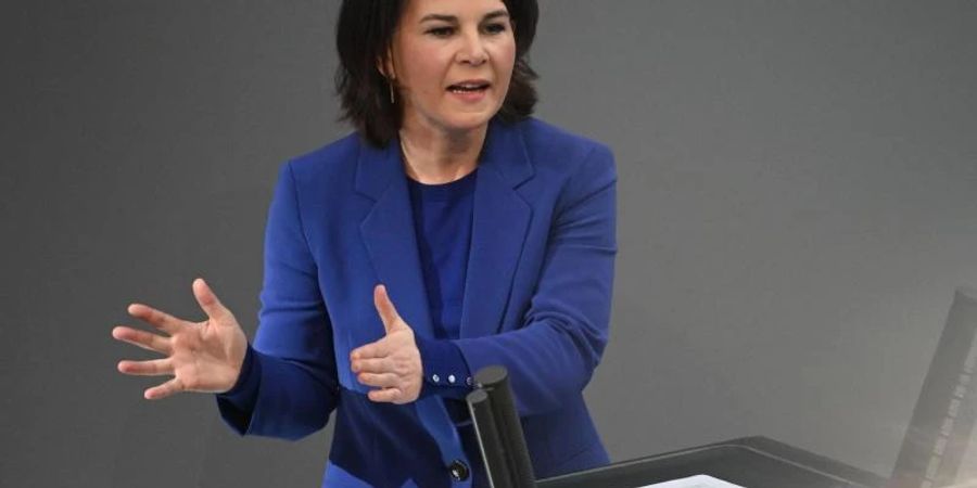 Bundesaussenministerin Annalena Baerbock hat den Kurswechsel der Bundesregierung im Zusammenhang mit den Waffenlieferungen an die Ukraine verteidigt. Foto: Bernd von Jutrczenka/dpa