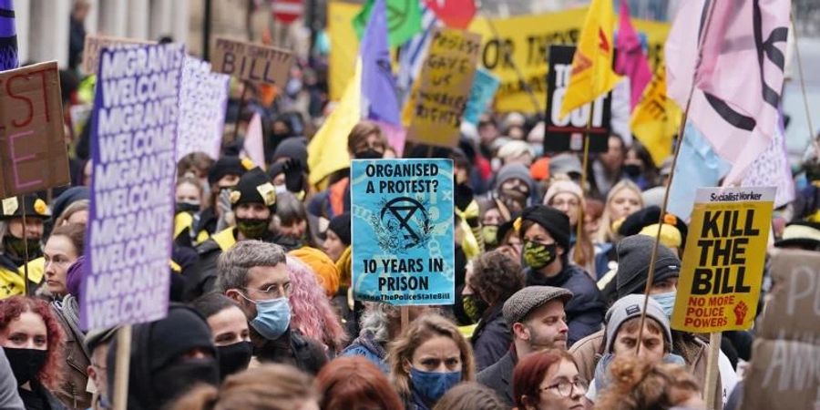Menschen in London nehmen an einem «Kill the Bill»-Protest gegen das Polizei-, Verbrechens-, Strafverfolgungs- und Gerichtsgesetz teil. Foto: Dominic Lipinski/PA Wire/dpa