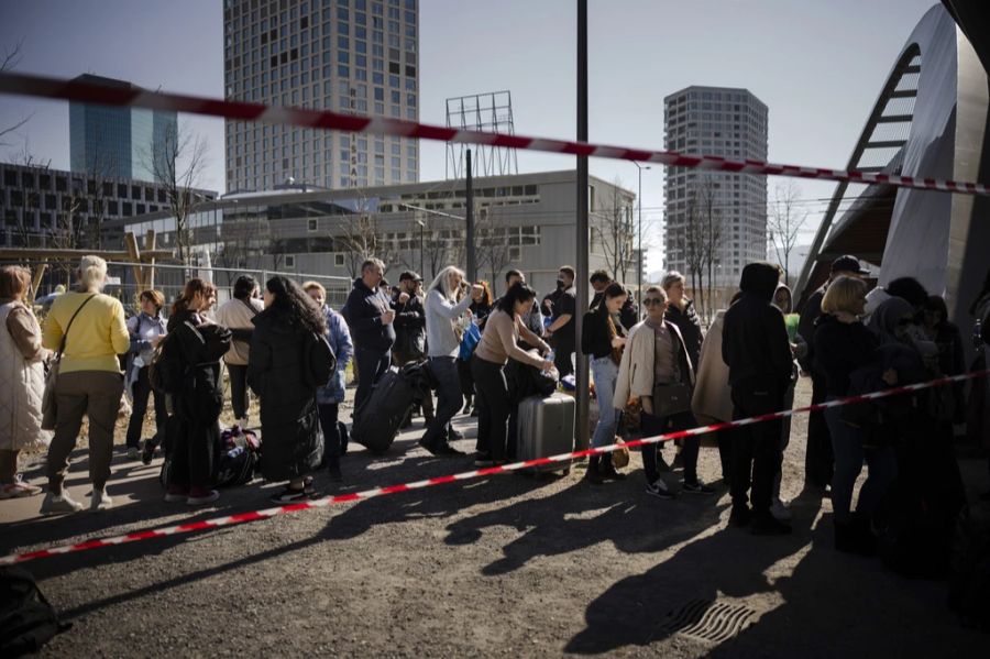 Flüchtlinge vom Ukraine-Krieg stehen in der Warteschlange und warten auf die Registrierung vor dem Bundesasylzentrum Zürich.