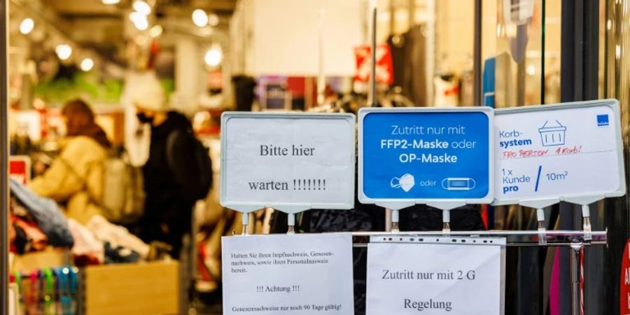2G-Hinweisschild bei Geschäft in Halle