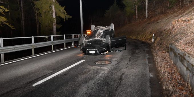 Das Auto landete auf dem Dach. Mogelsberg Unfall