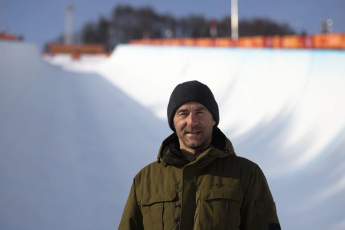 Gian Simmen kommentiert die Halfpipe-Wettkämpfe an Olympia 2022 auf SRF. Gian Simmen Olympia 2022
