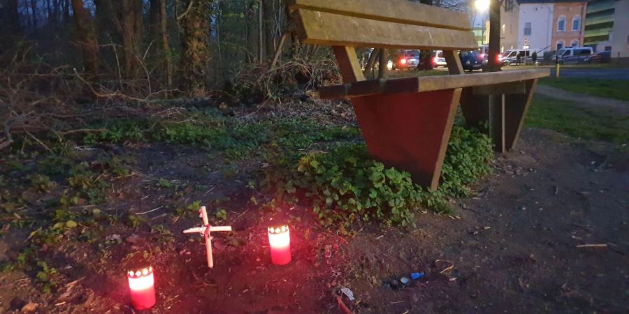 An der Stelle, an der der tote Säugling gefunden wurde, stehen ein Kreuz und Kerzen.