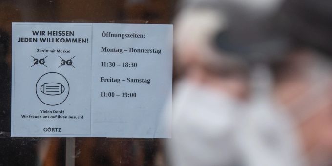 «Wir heissen jeden Willkommen» sowie 2G und 3G durchgestrichen hängt im Schaufenster eines Schuhgeschäftes in der Innenstadt von Dortmund. «Wir heissen jeden Willkommen» sowie 2G und 3G durchgestrichen hängt im Schaufenster eines Schuhgeschäftes in der Innenstadt von Dortmund.