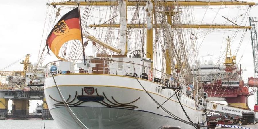Das Segelschulschiff «Gorch Fock» liegt im Hafen von Santa Cruz auf Teneriffa. Foto: Arturo Jimenez/dpa