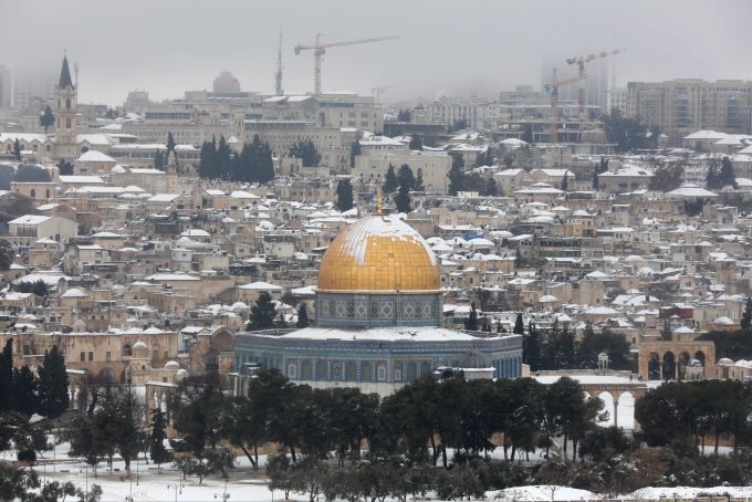 Jerusalems Dächer sind mit Schnee bedeckt. schnee elpis