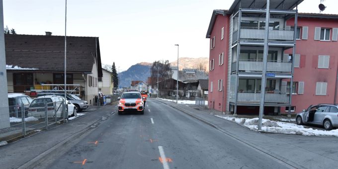 Ein Ambulanzteam der Rettung Mittelbünden versorgte den Jungen vor Ort und transportierte ihn ins Spital Thusis. Unfall