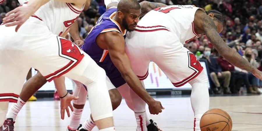 Basketball-Starspieler Chris Paul (M) von den Phoenix Suns kämpft um den Ball. Foto: Charles Rex Arbogast/AP/dpa