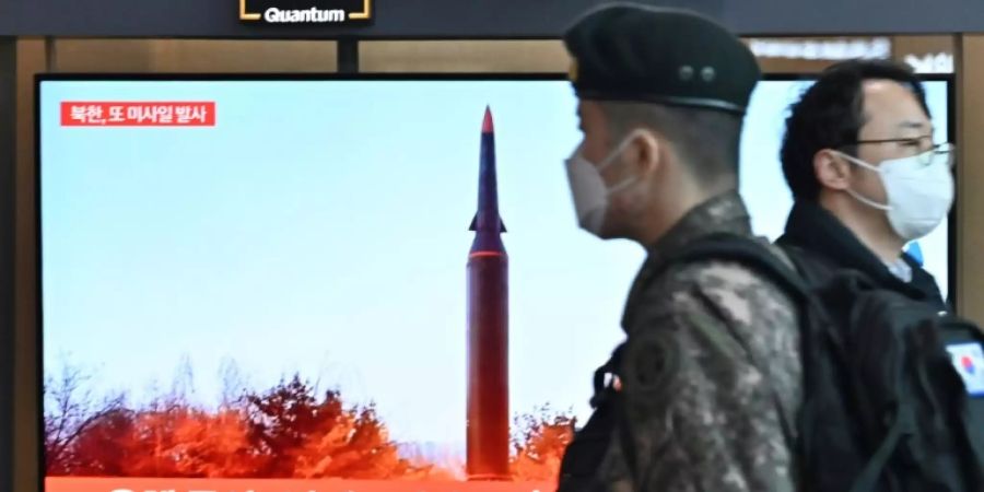 Raketenstart auf Bildschirmen in Südkorea