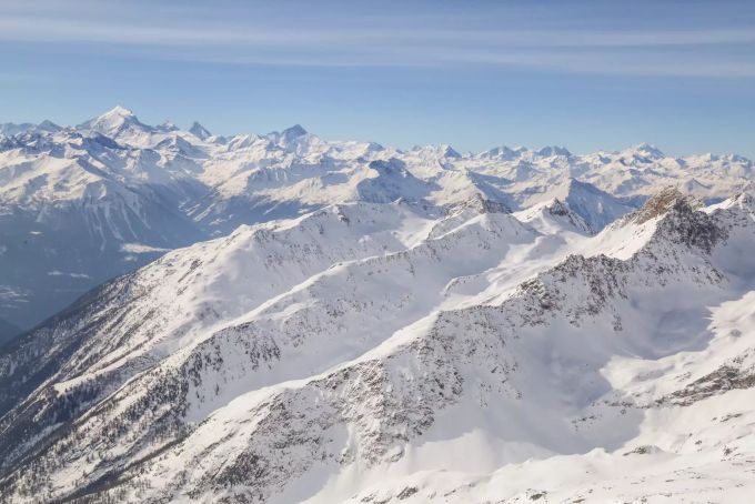 Der Blick auf 40 Viertausender. Wer sie nicht alle kennt, findet am Aussichtspunkt eine praktische Panoramatafel. s
