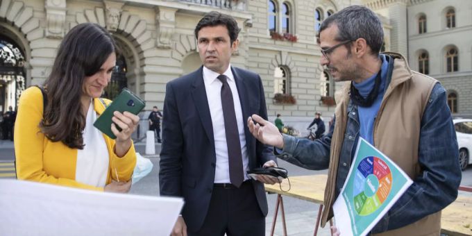 Personen von #ProtectTheKids, rechts, diskutieren mit Nationalrat Matthias Aebischer (SP) und Nationalrätin Marionna Schlatter (Grüne) am Dienstag, 21. September 2021, in Bern. Die «Corona Wache» verlangt, dass Kinder gegen das Coronavirus besser geschützt und nicht durchseucht werden. #ProtectTheKids Coronavirus Kinder