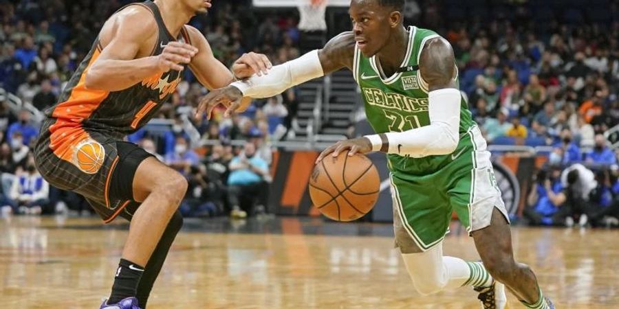 Dennis Schröder (r) erzielte bei den Orlando Magic 22 Punkte für die Boston Celtics. Foto: John Raoux/AP/dpa