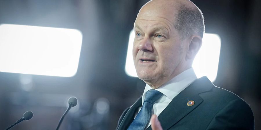 Bundeskanzler Olaf Scholz (SPD) gibt im Schloss in Versailles nach dem Treffen der Staats- und Regierungschefs der Europäischen Union EU eine Pressekonferenz. Foto: Kay Nietfeld/dpa