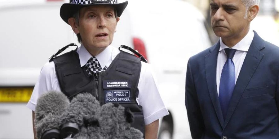 Londons Polizeichefin Cressida Dick (l) steht neben Londons Bürgermeister Sadiq Khan. Dick hat ihren Rücktritt angekündigt. (Archivbild). Foto: Alastair Grant/AP/dpa