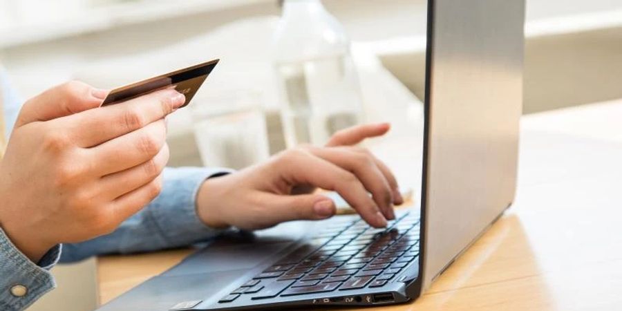 Einer Studie zufolge erledigen 56 Prozent der Gefragten, ihre Bankgeschäfte online. Foto: Christin Klose/dpa-tmn/Symbolbild
