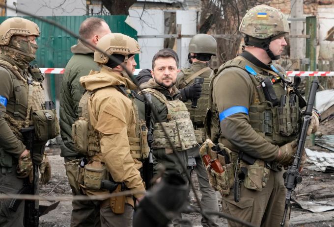 Wolodymyr Selenskyj (M), Präsident der Ukraine, begutachtet den Schauplatz eines Gefechts in Butscha. Selenskyj in Butscha