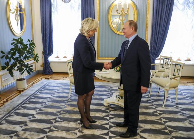 Marine Le Pen zu Besuch im Kreml im März 2017, als sie zum zweiten Mal für die Präsidentschaft kandidierte. Präsidentschaftswahlen 2017 Frankreich Putin